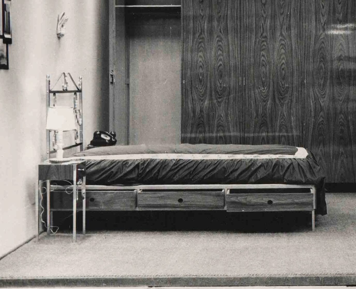 Foto de uma cama com gaveteiro embutido.