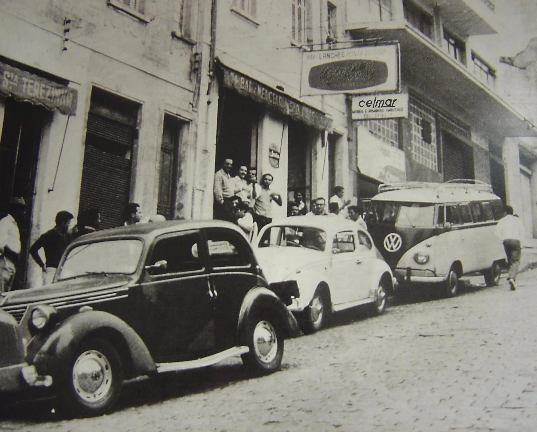 Imagem da fachada da Celmar em 1958, com carros antigos na frente.