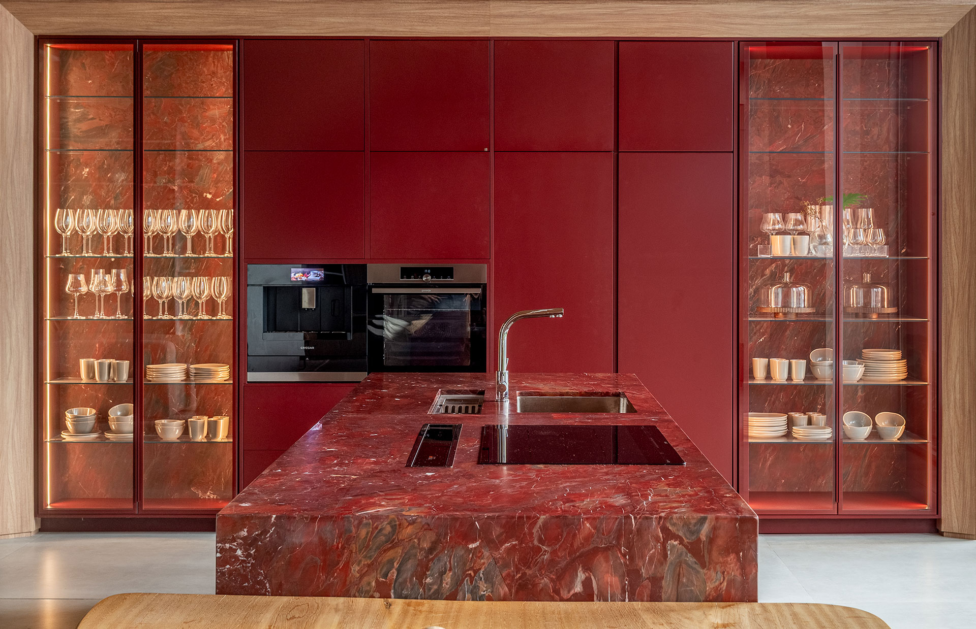 Design biofílico e composições sofisticadas marcam o novo showroom da Celmar Belém