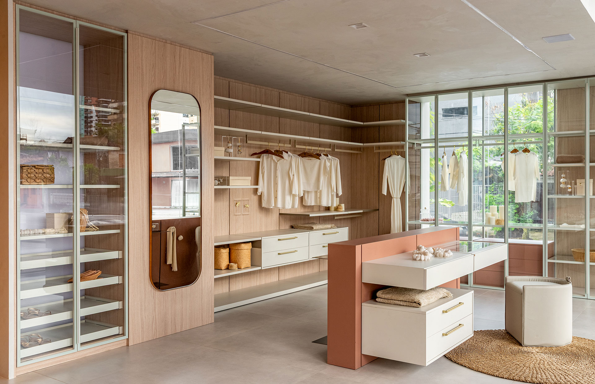 Design biofílico e composições sofisticadas marcam o novo showroom da Celmar Belém