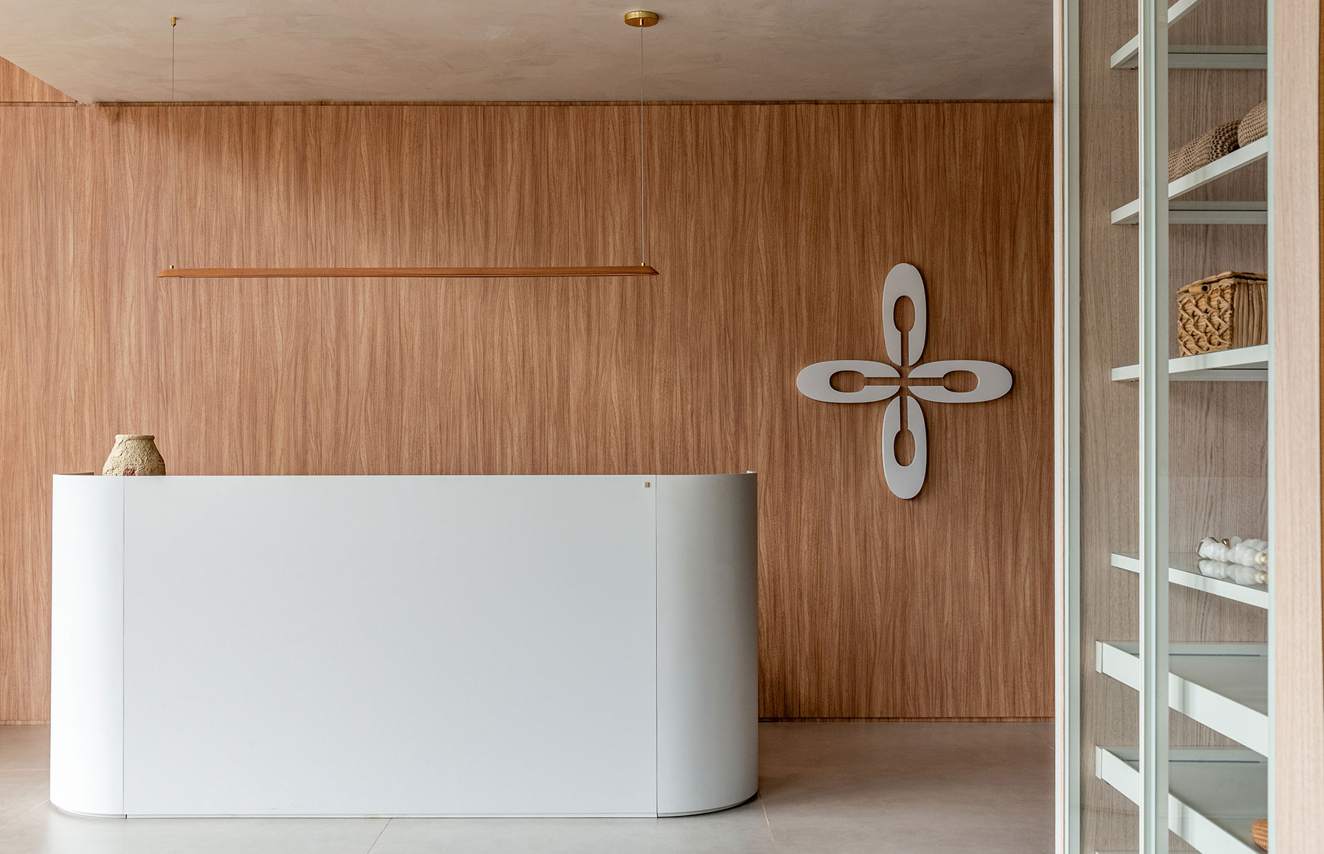 Design biofílico e composições sofisticadas marcam o novo showroom da Celmar Belém